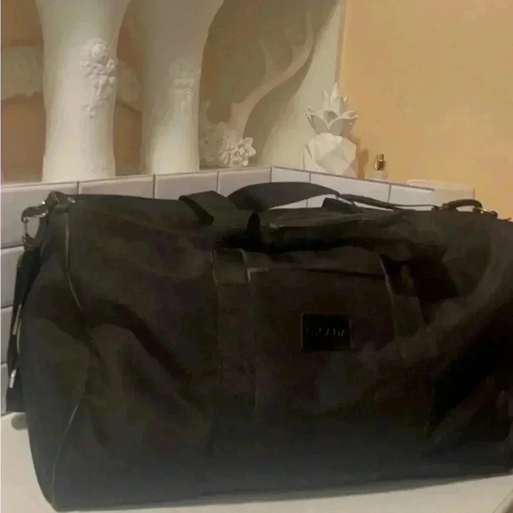 Escoda large travel bag waterproof, long adjustable straps fit a lot of stuff